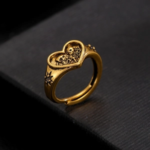 Detail van gotische hartring met schedelreliëf en verstelbare open ringband