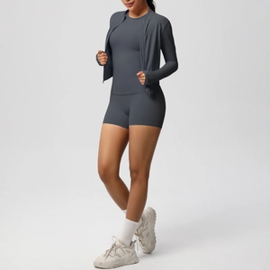 Détail du tissu de sport gris foncé hautement élastique avec des coutures serrées précises