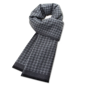 Écharpe classique à motif pied-de-poule gris et noir avec des franges