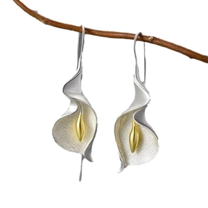 Élégantes boucles d'oreilles calla en argent brossé avec centre doré sur branche naturelle