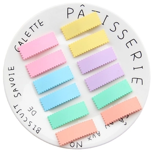 Set di 12 mollette per capelli opache in colori macaron su un piatto decorativo