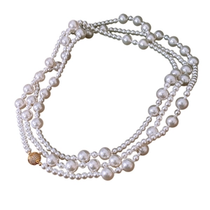 Collier de perles vintage à trois rangs avec fermoir doré serti de strass brillants