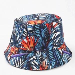 Détail d'un chapeau de soleil tropical avec motif fleur de paradis orange et palmier