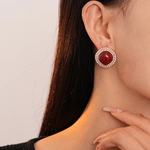 Gros plan de boucles d'oreilles vintage avec pierre rouge et double halo de zircons
