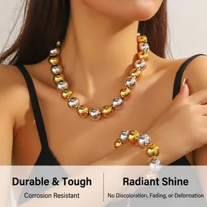 Détail du collier à billes bicolores or et argent poli porté par un mannequin