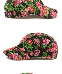 Cuciture dettagliate e motivo floreale vintage sul lato del cappellino con visiera
