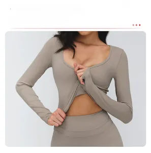 Gros plan du haut court taupe à manches longues montrant la coupe à la taille et le tissu