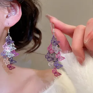 Boucles d'oreilles élégantes avec pompons papillon évidés et dégradé violet brillant