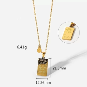 Gros plan du collier pendentif Lion en or avec détails sur le poids et les dimensions