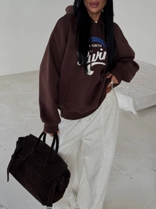 Felpa con cappuccio retrò marrone scuro con stampa e pantaloni sportivi grigi casual