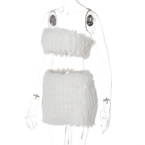 Detailaufnahme des weißen Kunstpelz-Sets mit Crop-Top und Minirock am Mannequin