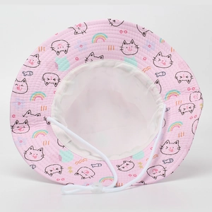 Détail d'un chapeau de soleil rose en coton avec motifs chats et cordon réglable