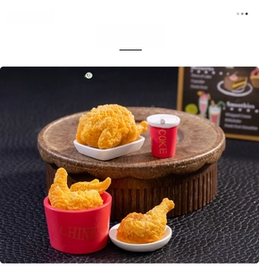 Mini seau de poulet frit avec pilons et gobelet de soda pour décor de maison de poupée