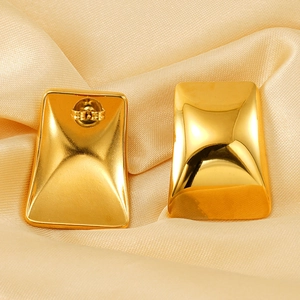 Boucles d'oreilles rectangulaires plaquées or 18k avec fermoir papillon sur satin champagne