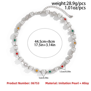Vue détaillée du collier de perles avec tournesols montrant la longueur 44,5cm plus 8cm