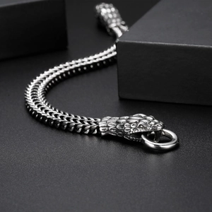 Détails du fermoir tête de serpent et texture d'écailles sur bracelet acier pour homme