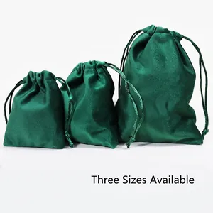 Tre sacchetti in velluto verde con coulisse per gioielli e collane in tre misure