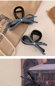 Détail de pinces à cheveux à nœud en jean avec perles et texture de tissu multicouche