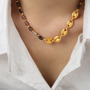 Élégant collier en titane doré avec maillons de nez de porc et perles d'agate noire