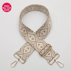 Dettaglio della tracolla in stile etnico da 5cm con ganci in metallo dorato e motivi geometrici