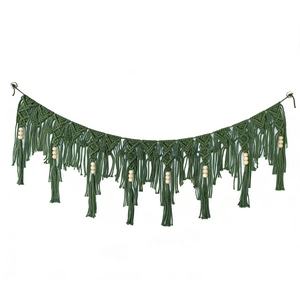 Handgefertigter grüner Macramé Wandbehang mit böhmischen Fransen und Holzperlen