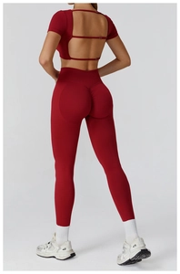 Details des nahtlosen roten Yoga-Sets mit Rückenausschnitt und Scrunch-Butt-Effekt