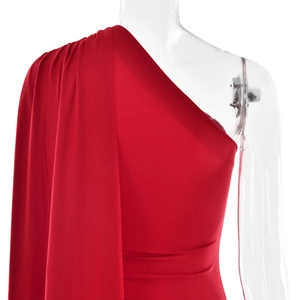 Detail des roten One-Shoulder-Kleides mit elegantem Faltenwurf und glattem Stoffmaterial