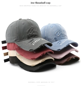 Detailopname van distressed katoenen baseballpetten in meerdere kleuren met vintage borduursel
