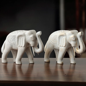 Paire de statues d'éléphants modernes blanc crème avec accents floraux dorés