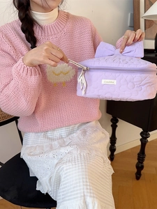 Trousse à maquillage matelassée lilas avec grand nœud et rangement spacieux