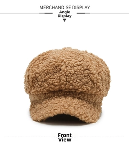 Vue détaillée de la casquette gavroche en laine d'agneau camel avec texture bouclée
