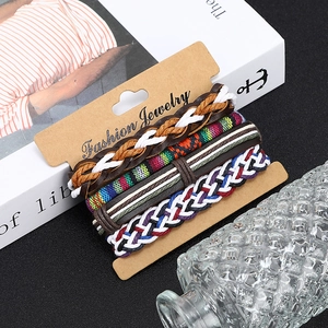 Détail d'un ensemble de quatre bracelets pour hommes en cuir tressé et perles style bohème