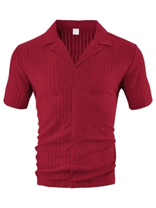Détail du tissu chemise rouge foncé montrant la texture et l'étiquette de composition