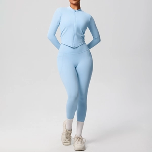 Détail d'un ensemble de yoga bleu clair avec haut zippé et legging de sport taille haute