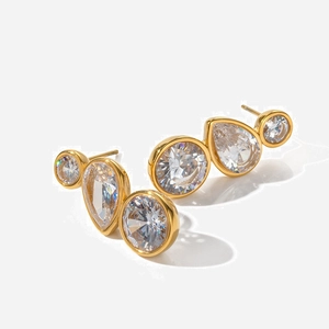Boucles d'Oreilles Clous Minimalistes en Acier Inoxydable Strass pour Femmes Plaqué Or 18K Bijoux de Mode