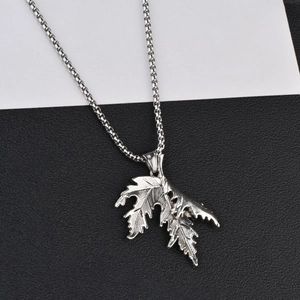 Collier en acier titane avec pendentif feuille d'érable argenté et chaîne vénitienne