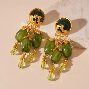 Boucles d'oreilles vintage en résine goutte vert olive avec accents en métal doré