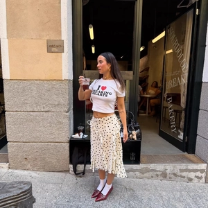 Polka-Dot-Rüschenrock kombiniert mit einem grafischen weißen I Heart Breaking Hearts T-Shirt