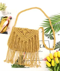 Detail der senfgelben Macramé-Tasche mit langen Fransen und Boho-Webtextur