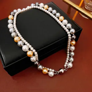 Collier double rang de perles multicolores avec fermoir magnétique sur fond en cuir