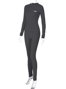 Détail d'un ensemble de sport gris foncé en maille côtelée avec haut ajusté et legging