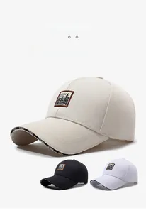 Détails de l'écusson brodé rétro et ruban lettré sur la visière de la casquette de baseball
