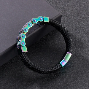Détail du bracelet en cuir tressé noir avec maillon de chaîne de moto arc-en-ciel poli