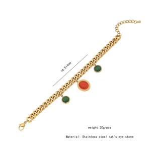 Vue détaillée du bracelet vintage en acier inoxydable doré avec pierres œil-de-chat