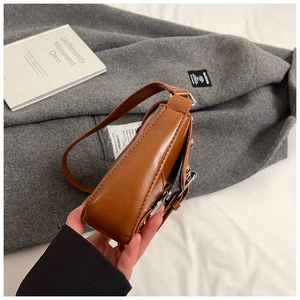 Detail view of the brown PU leather shoulder bag featuring metal rivets and Y2K aesthetic