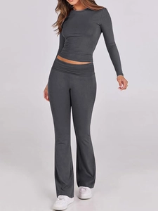 Set coordinato con maglia a maniche lunghe grigio scuro e pantaloni a zampa per donna