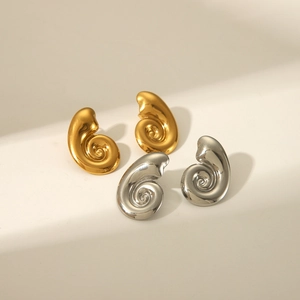 Vue détaillée des boucles d'oreilles rayées en forme de coquille en or et argent poli