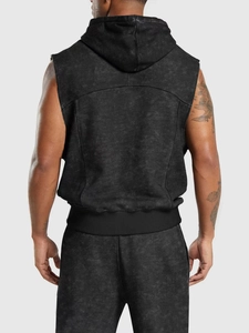 Vue arrière de l'ensemble de sport pour homme avec gilet à capuche et short délavé