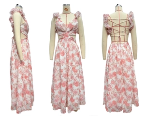 Viste dettagliate dell'abito lungo in chiffon a fiori rosa con schiena scoperta e lacci