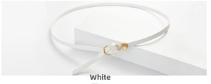 Detailaufnahme weißer minimalistischer Gürtel mit Goldschnalle auf weißem Stein